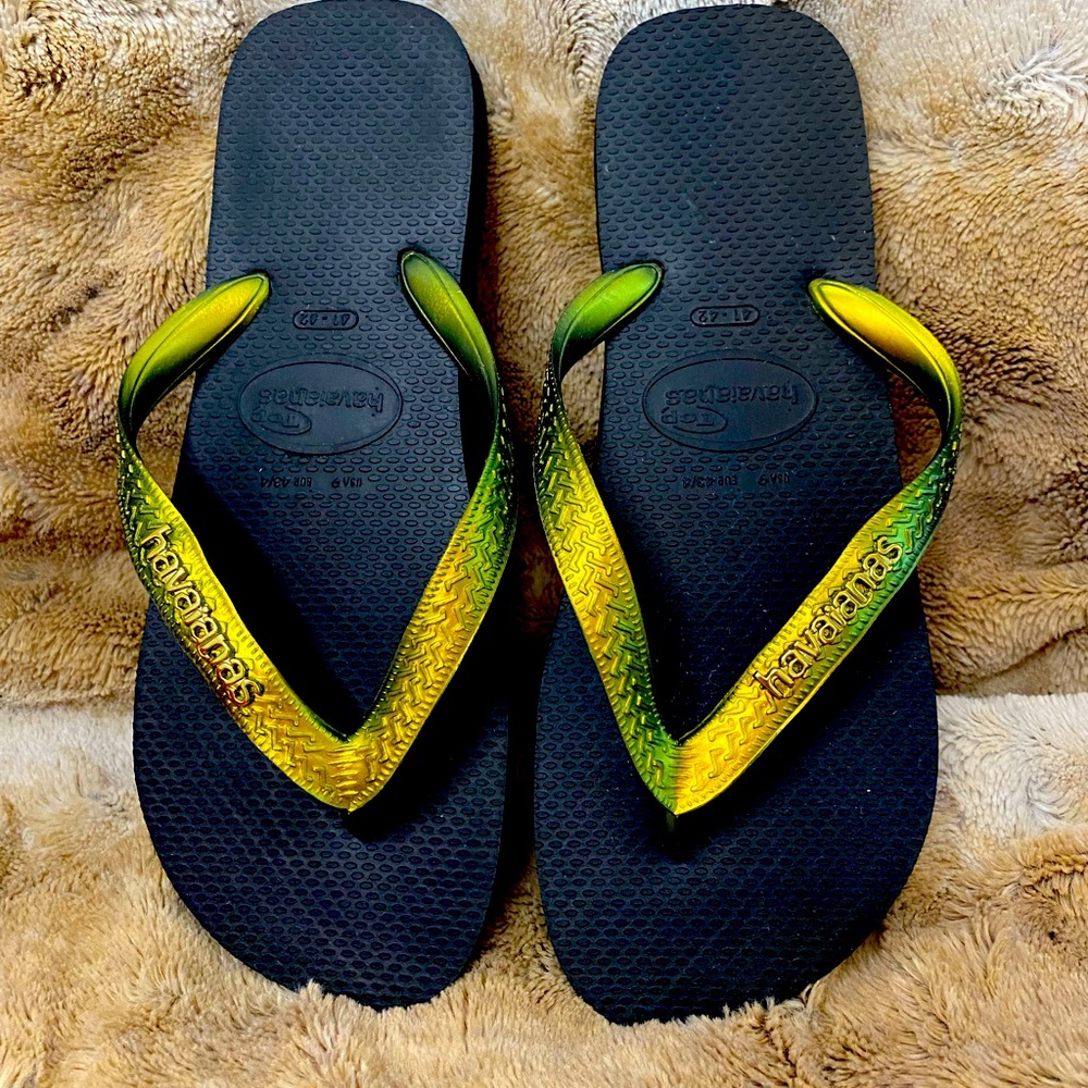Havaianas Thong Flip-flop. Iridescent green/gold thong with black bottom.